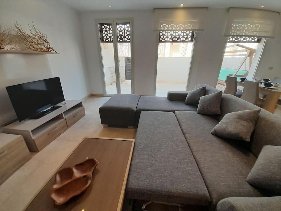 Nayah Stays, Beautiful 3-Bedroom Vacation Home With Lovely Pool Hurghada Bagian luar foto